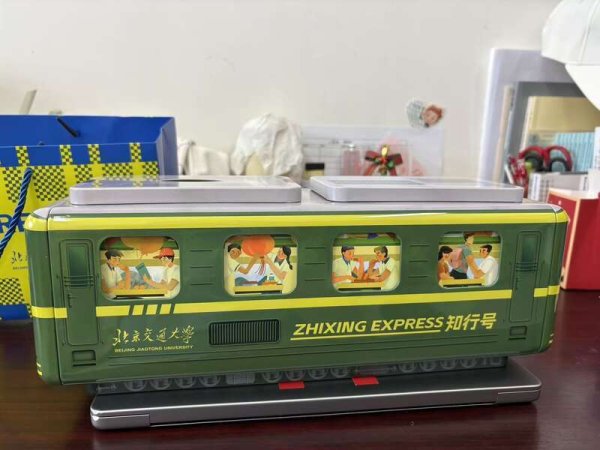 泰仓配资 仪式感拉满，高校为05后打造特别的“开学第一课”