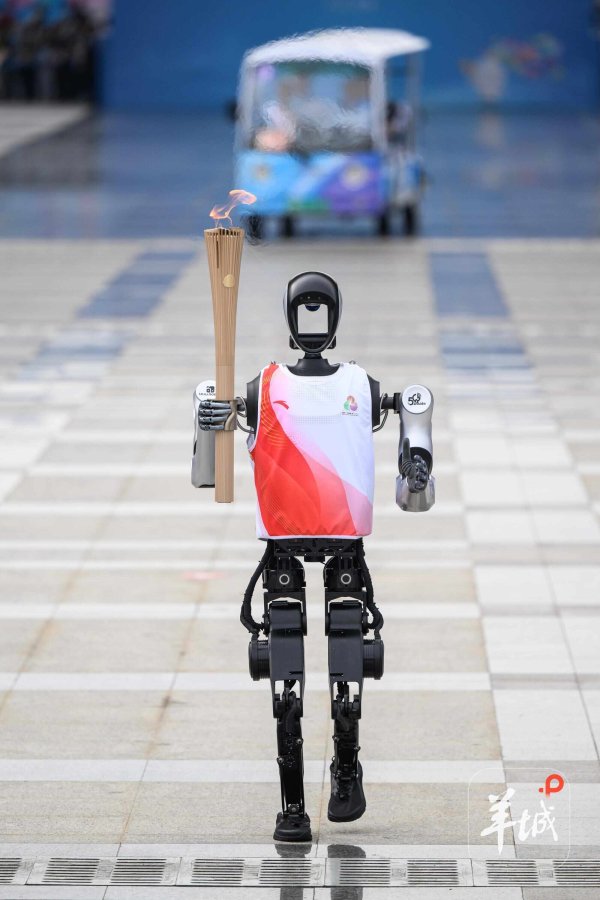 长江云配 全球首款！机器人”夸父”圆满完成十五运会火炬传递任务
